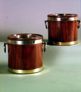 Coppia di refrigeratori per vino circolari con maniglie in ottone, c.1765
